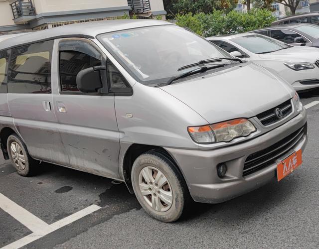 菱智1 6l商务车